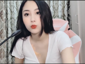 Gái xinh chát sex khoe lồn khoe vú trên mạng